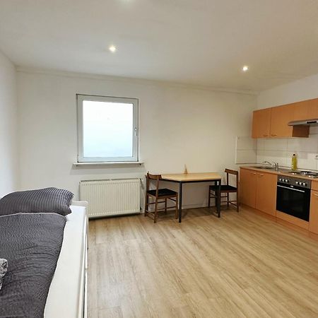 Zimmer In Reihenhaus Mit Terrasse Duisburg Exterior foto