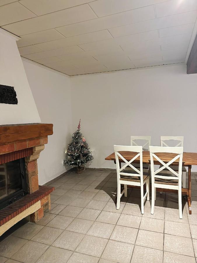 Zimmer In Reihenhaus Mit Terrasse Duisburg Exterior foto